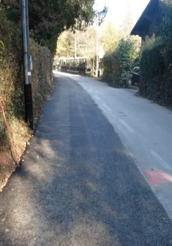 住宅街における冷間工法によるアスファルト補修