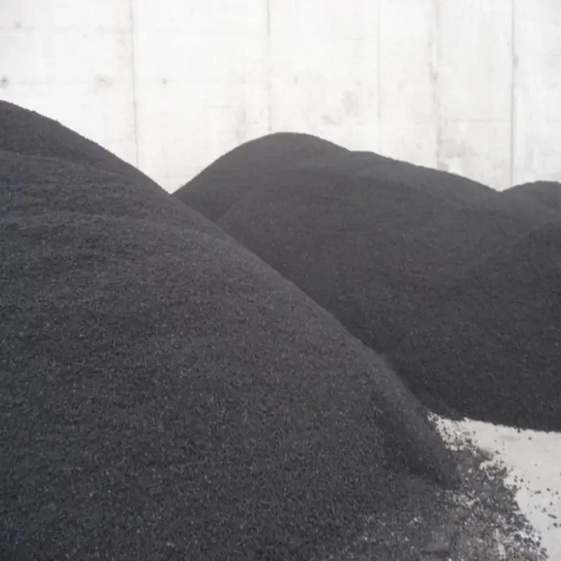 道路補修用の骨材ストックヤードの様子